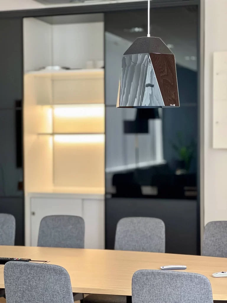 Neuvottelutilan toimitilasuunnittelu sisälsi myös kiintokalusteet keittiöön.